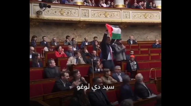 البرلمان الفرنسي يعلّق عضوية نائب بعد رفعه العلم الفلسـطيني (فيديو)